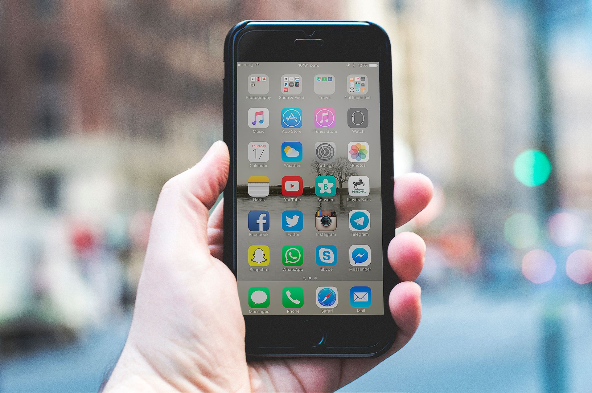 photo of iphone screen full of Free apps on home screen
