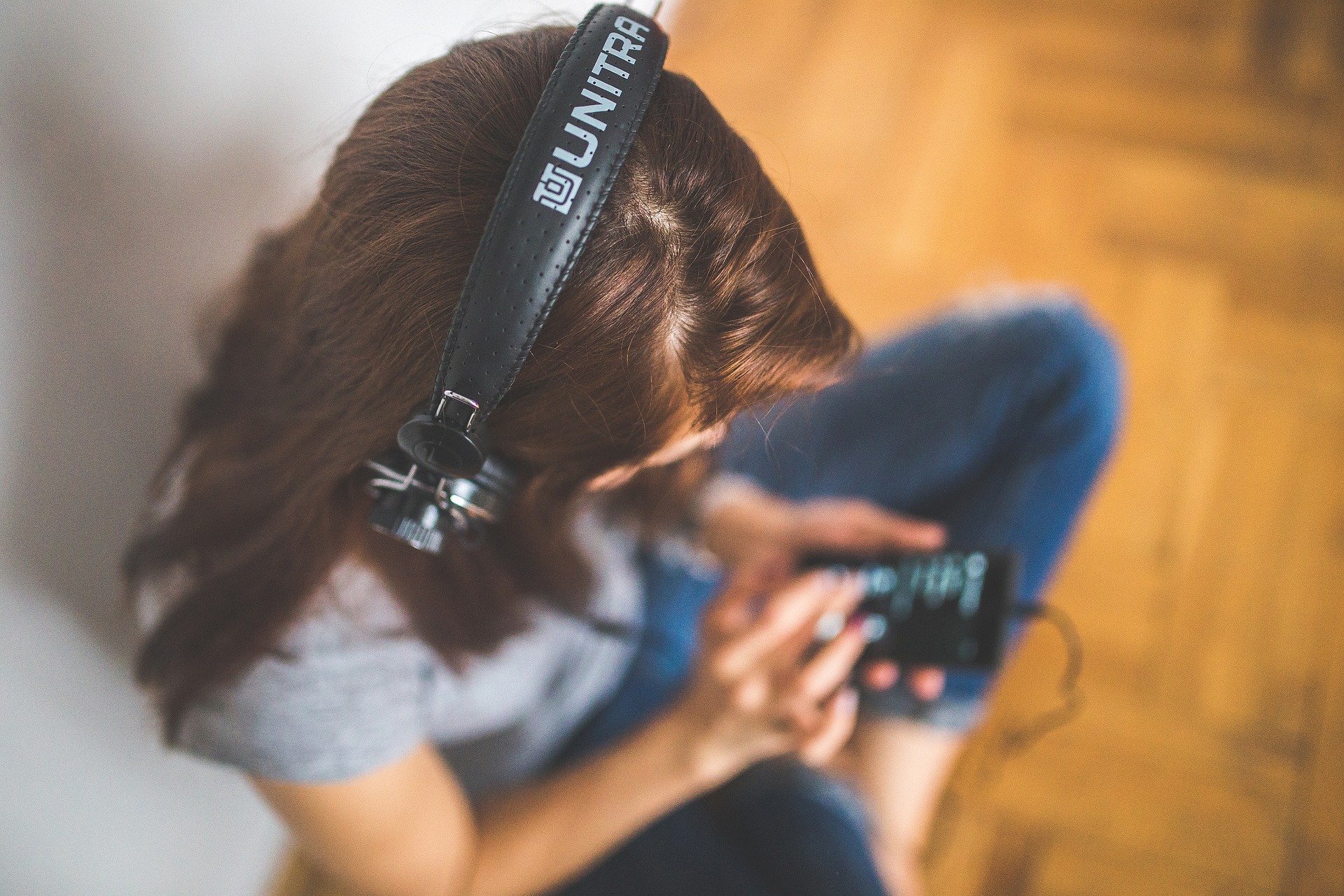 women listening to music